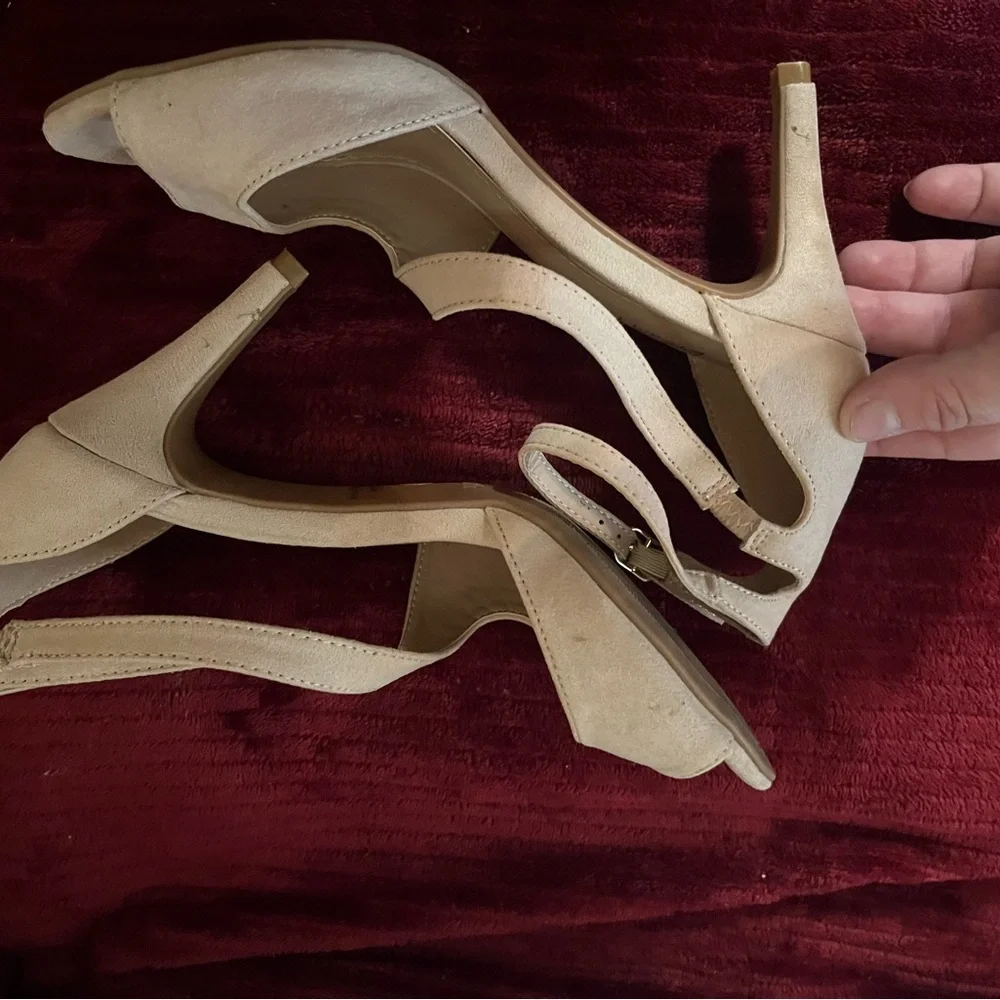 Dream Pairs Women's Tan Heels- Hardly Used still in good condition.